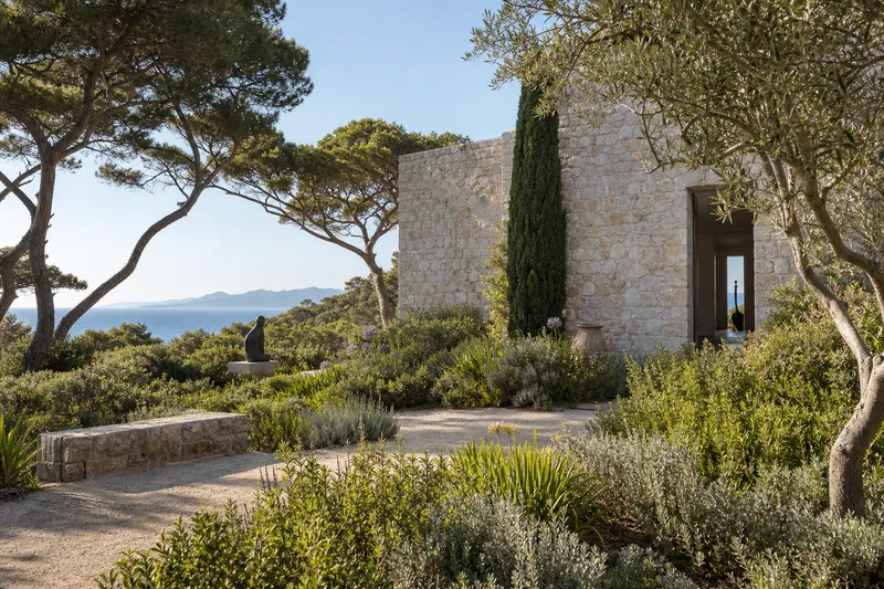 Exterior de la Villa Carmignac y sus jardines en la isla de Porquerolles.