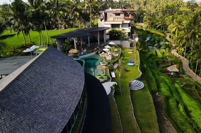Hotel boutique contemporáneo integrado en un paisaje tropical con instalaciones artísticas al aire libre