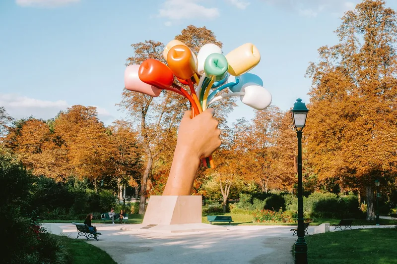 Escultura monumental contemporánea en un parque de arte al aire libre durante el otoño