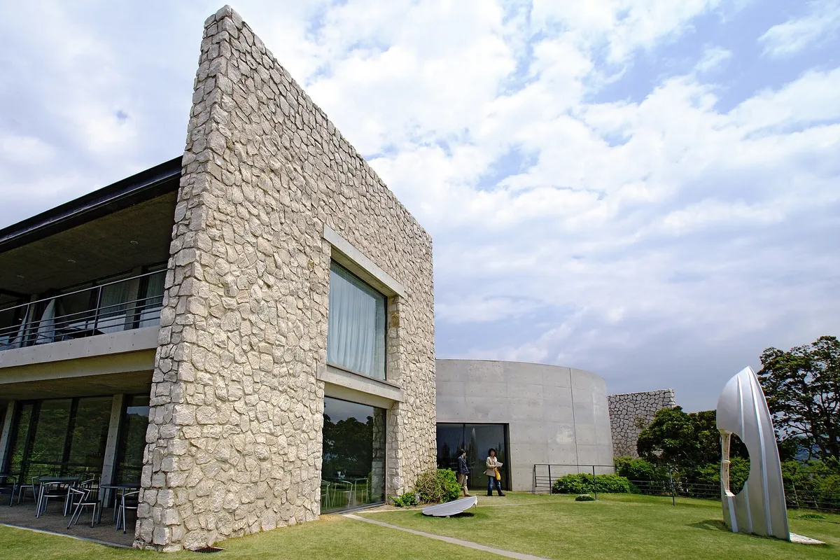Benesse House Museum en la costa de Naoshima, con arquitectura y esculturas al aire libre