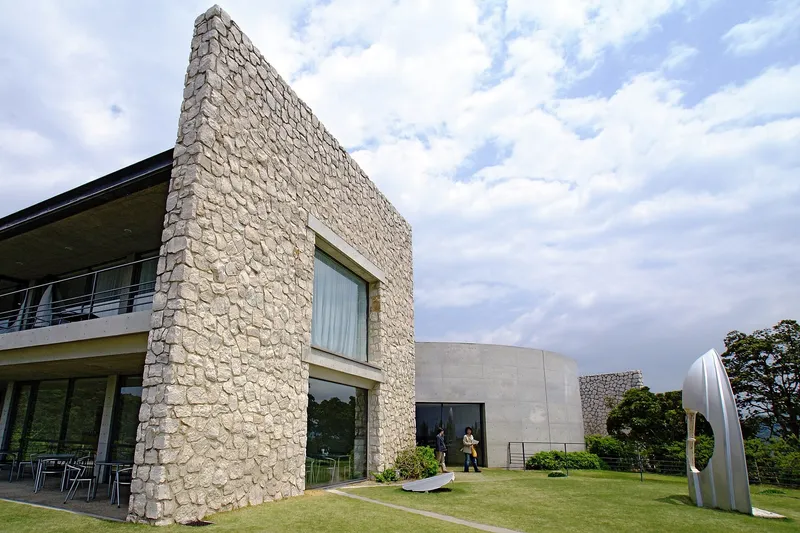 Benesse House Museum en la costa de Naoshima, con arquitectura y esculturas al aire libre