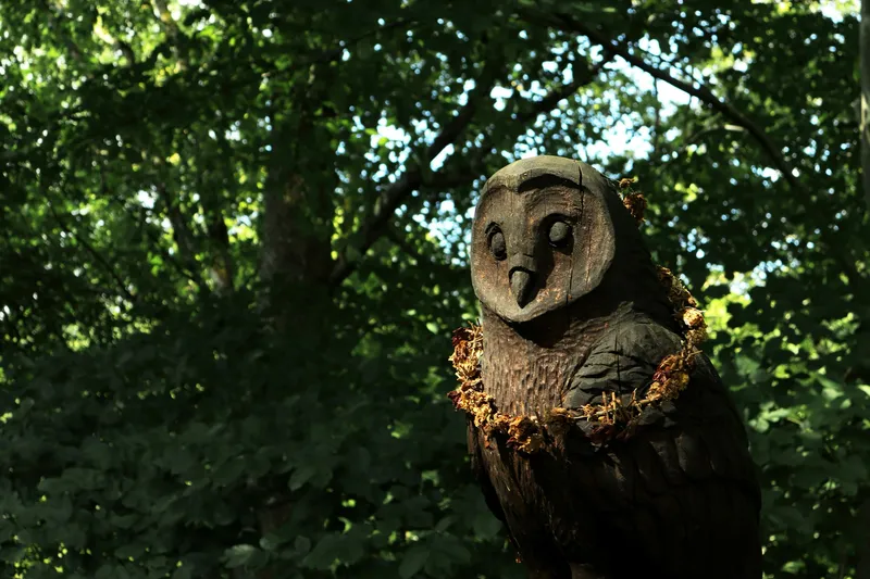 Escultura de búho entre los árboles de Ekebergparken, Oslo