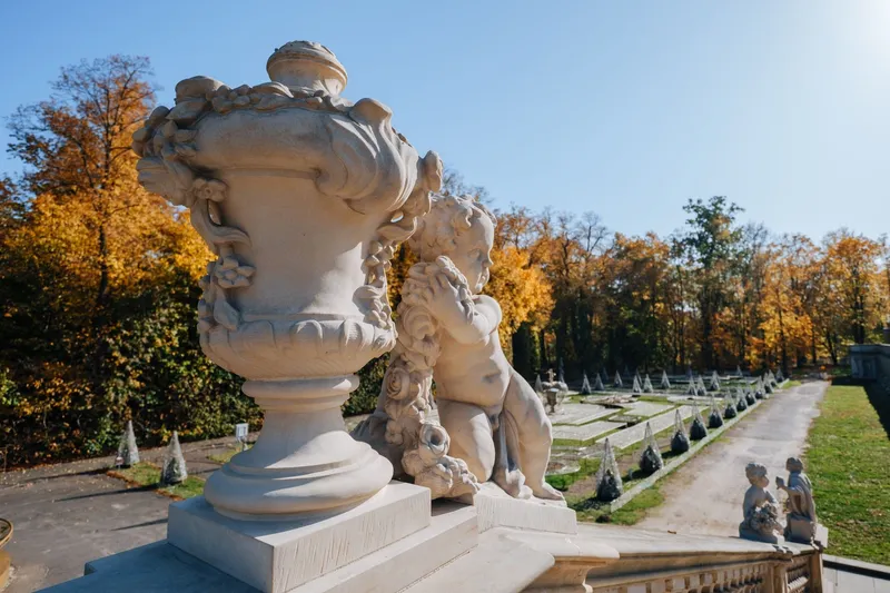 Esculturas al aire libre en un gran parque natural de Europa