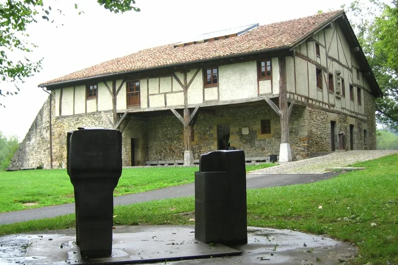 Fachada de piedra y vigas de madera del histórico Caserío Zabalaga en Chillida Leku.