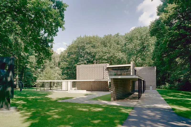 Estructura arquitectónica geométrica del Pabellón Rietveld en el jardín del Museo Kröller-Müller.