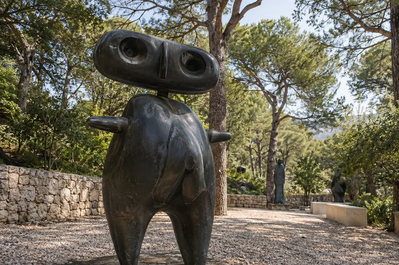 Escultura monumental de Joan Miró situada en el recorrido al aire libre del Laberinto.