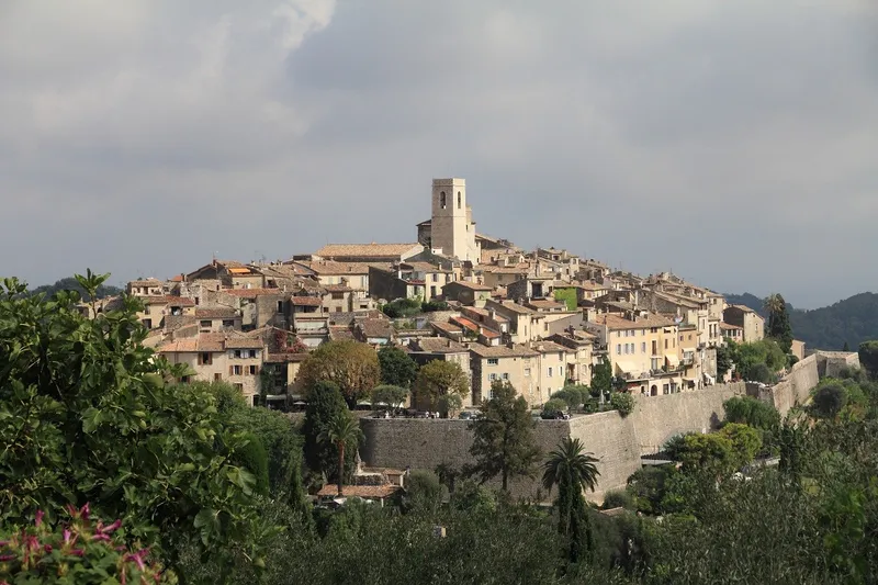 Vista panorámica del pueblo medieval fortificado de Saint-Paul-de-Vence rodeado de vegetación mediterránea.