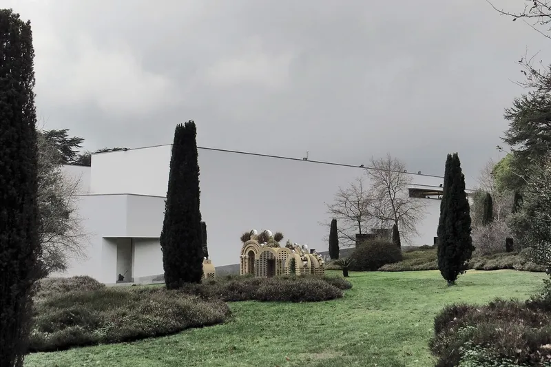 Edificio blanco del Museo de Arte Contemporáneo de Serralves rodeado de vegetación