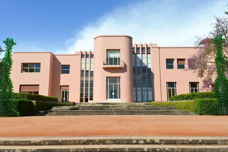 Fachada rosa de la Casa de Serralves junto a los jardines y fuentes ornamentales
