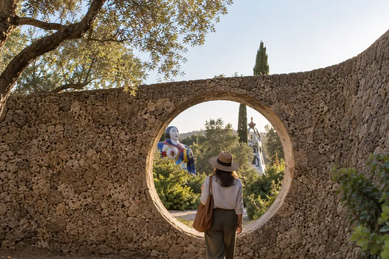 Muro de toba de Mario Botta con una entrada circular en Il Giardino dei Tarocchi.
