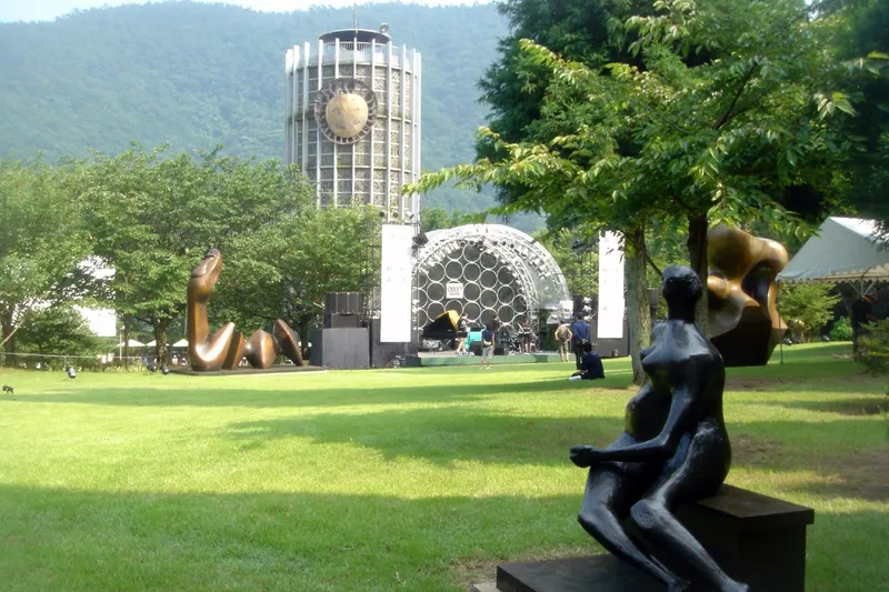 Esculturas monumentales en el Hakone Open-Air Museum, entre jardines y montañas verdes
