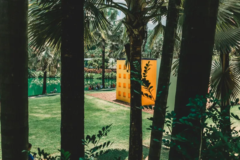 Pabellón de arte contemporáneo entre la vegetación de Inhotim