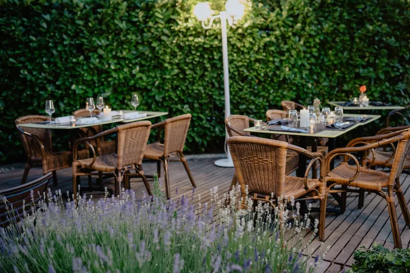 Mesas y sillas de un restaurante al aire libre en los jardines de Inhotim