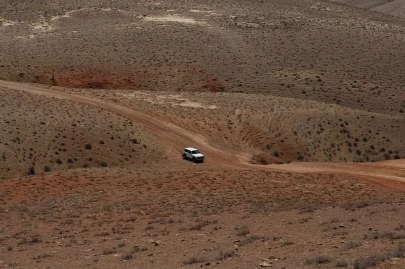 Vehículo todoterreno en una pista de tierra del desierto
