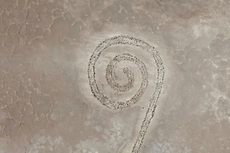 Vista de la escultura de land art Spiral Jetty de Robert Smithson en el Gran Lago Salado.