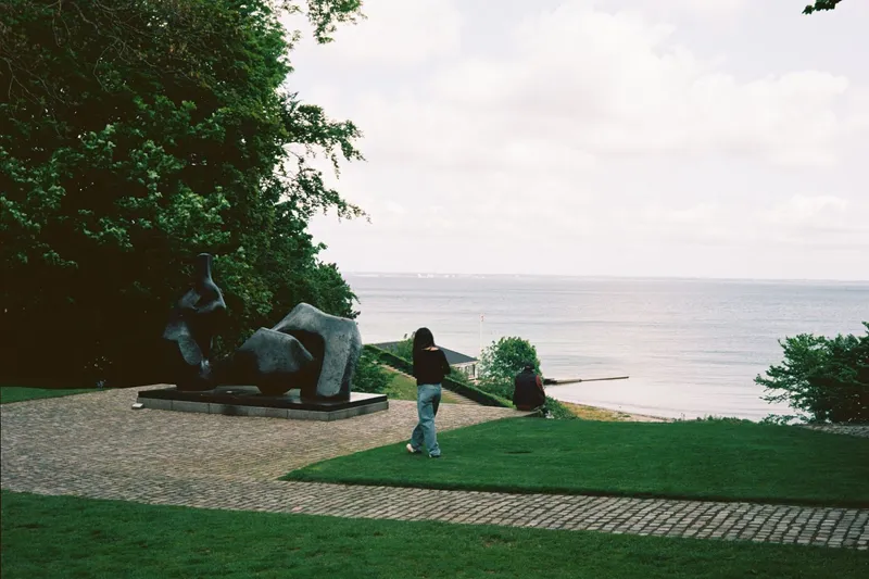 Parque de esculturas del Louisiana Museum con vistas al mar