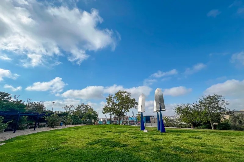 Parque de esculturas al aire libre con arquitectura contemporánea integrada en la naturaleza