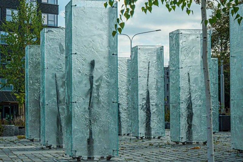 Columnas de vidrio en parque de esculturas al aire libre de museo contemporáneo