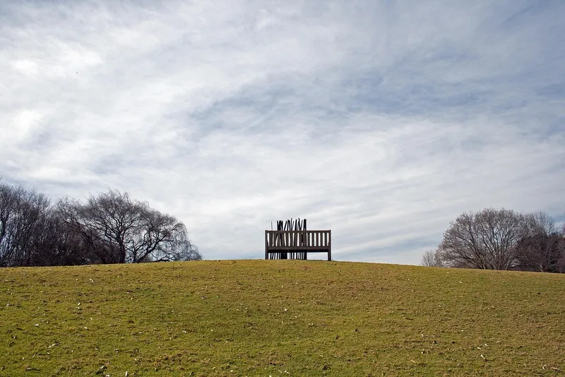 Instalación escultórica monumental en un parque de arte al aire libre