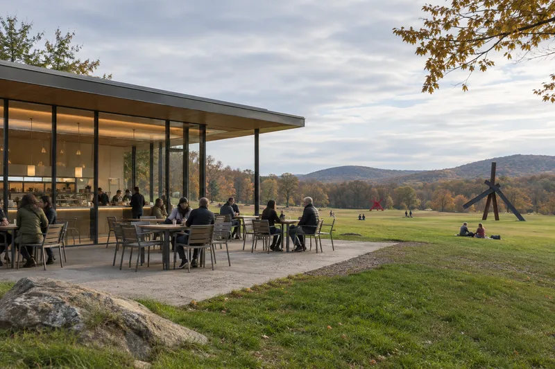 Fachada exterior del restaurante The Weston en el paisaje de Yorkshire Sculpture Park.